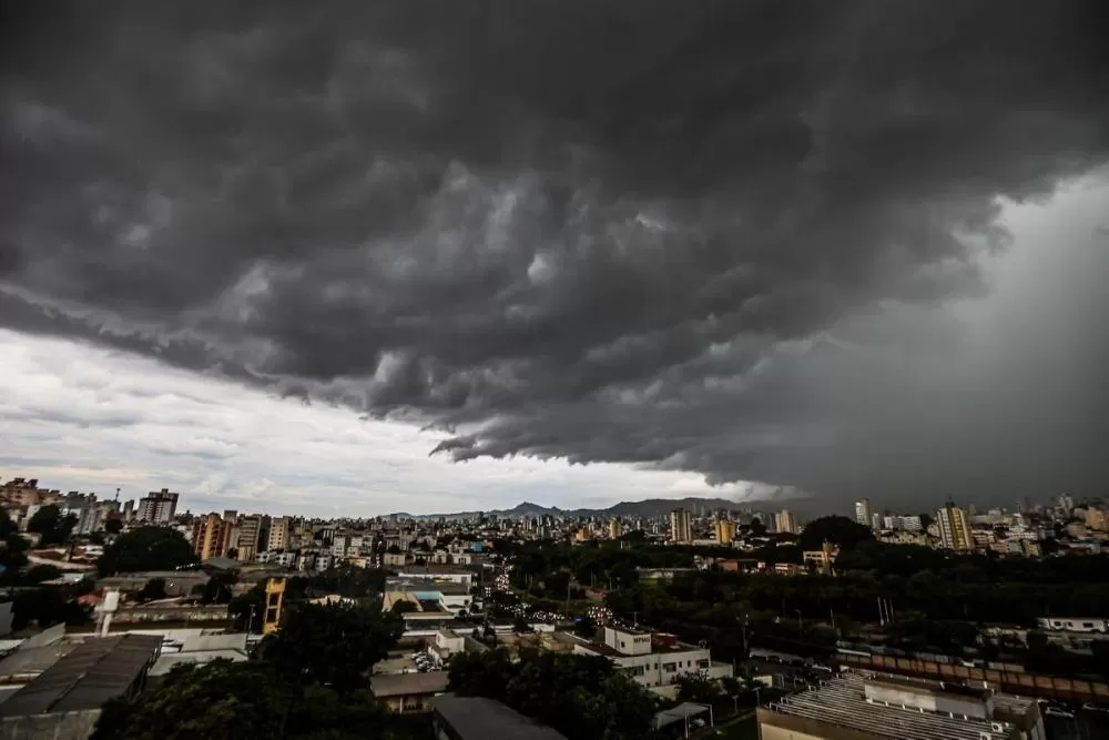 Defesa Civil alerta para chuva com raios e ventos fortes, em Belo Horizonte, neste domingo