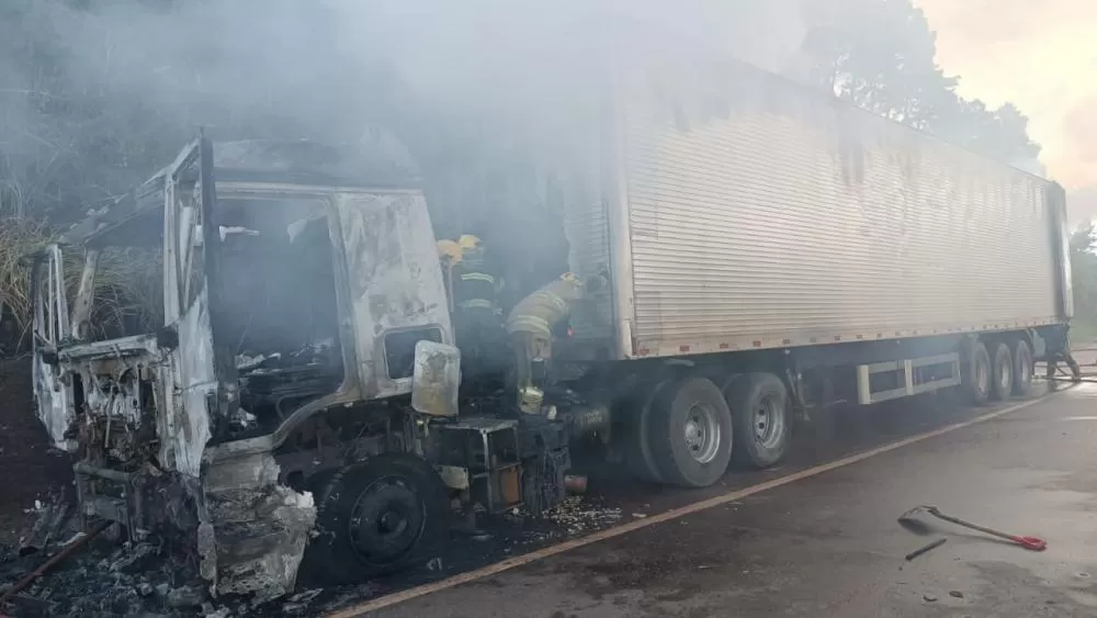Carreta com carga de salgadinhos pega fogo na BR-040 e complica trânsito em Nova Lima
