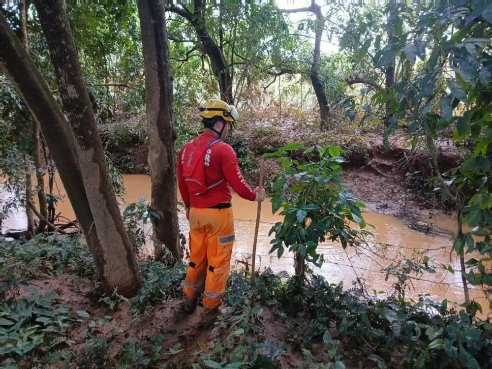 Buscas por desaparecido mobiliza bombeiros e cães farejadores em Ubá