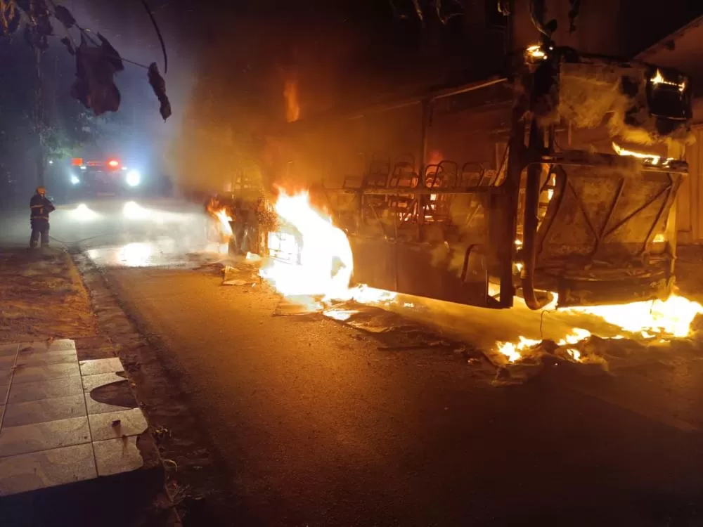 Ônibus da linha 626 é incendiado após ação criminosa na madrugada 