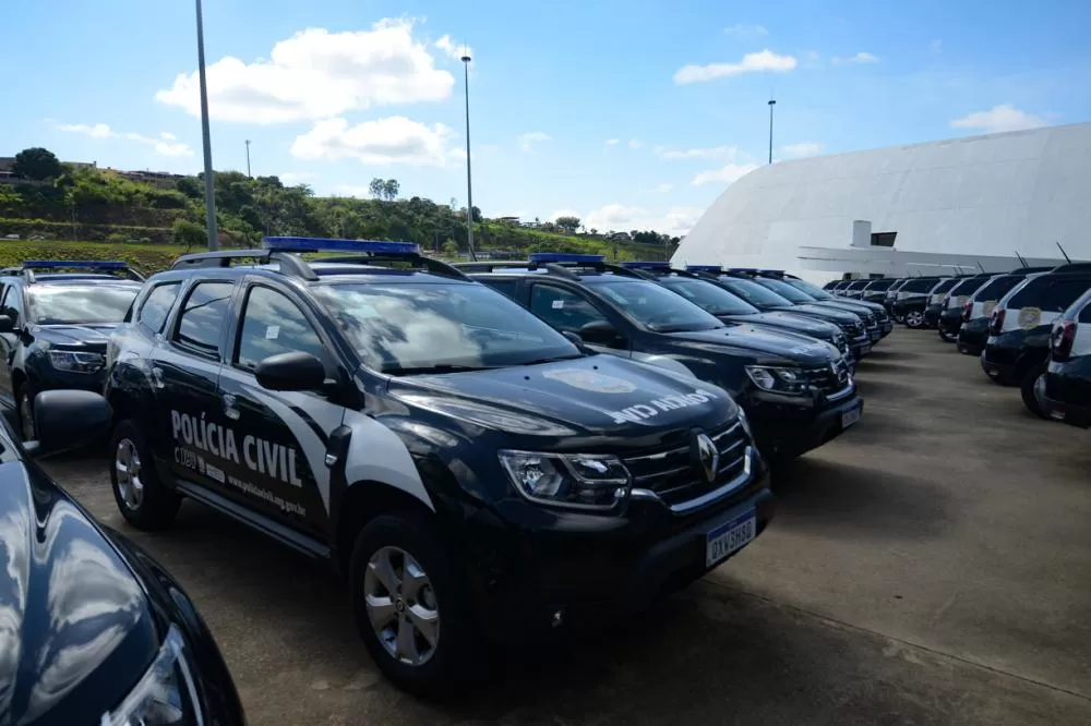 Delegada e marido que usava viatura da Polícia Civil passam por audiência após prisão em flagrante em BH