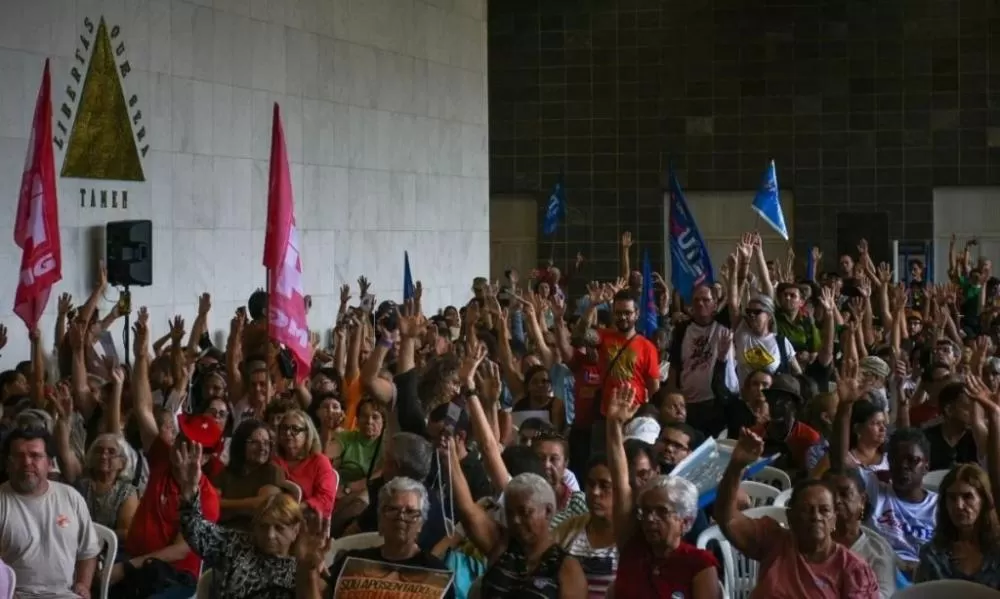 Terceirizados da educação encerram greve em Belo Horizonte; professores concursados indicam possível paralisação