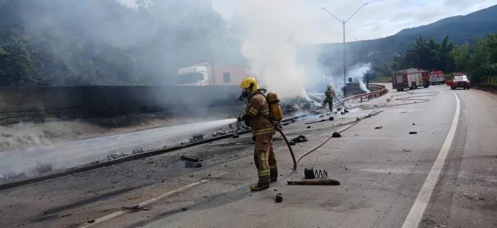 Colisão entre caminhões na BR-381 provoca incêndio e mobiliza equipes de resgate