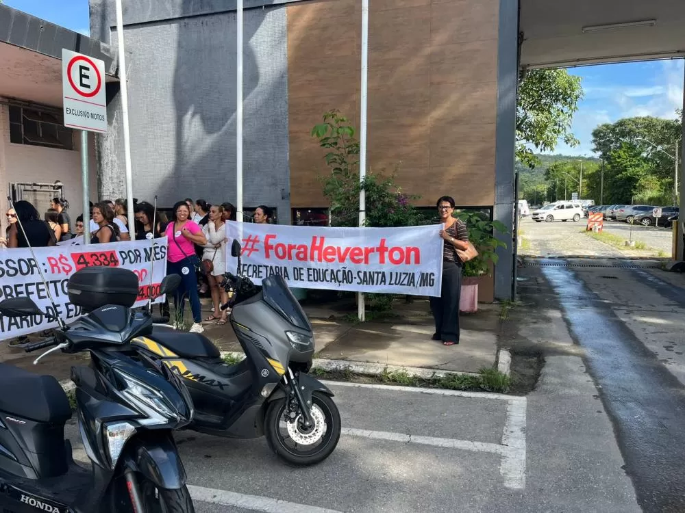 Profissionais da educação protestam em frente à prefeitura de Santa Luzia