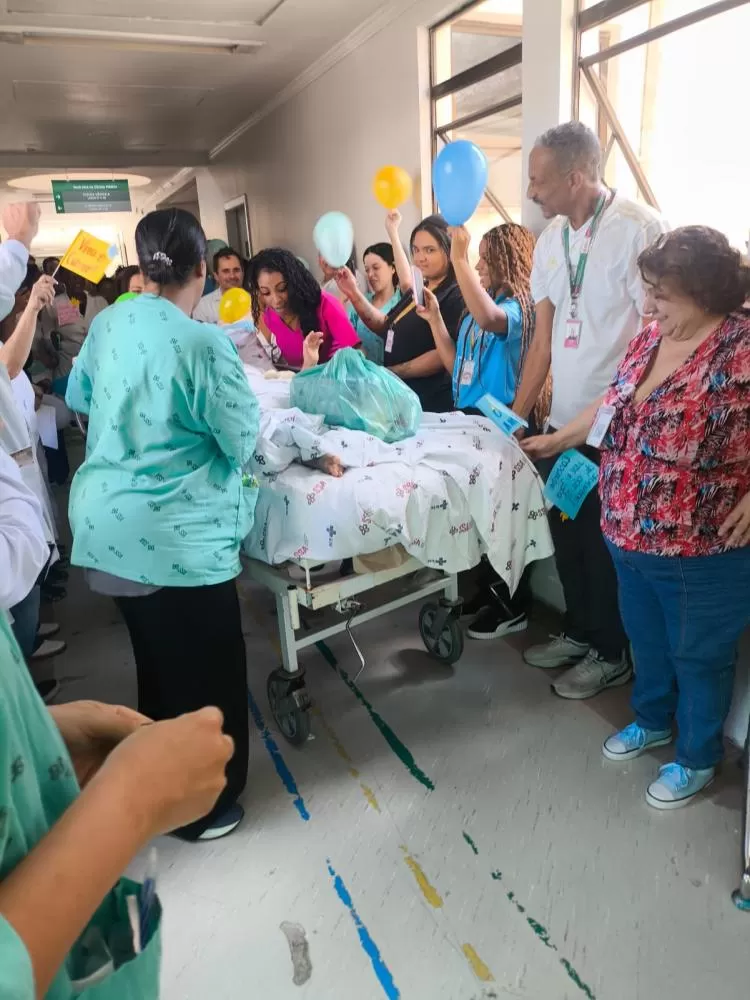 Após mais de 700 dias internado, paciente com síndrome de Down recebe alta e inicia nova fase de vida em Contagem