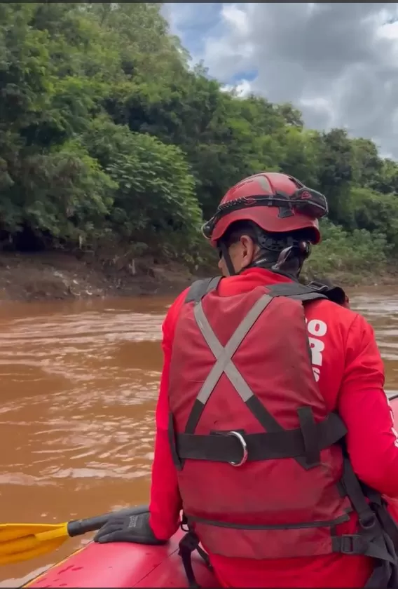 Bombeiros seguem nas buscas por jovem levado por enxurrada na Grande BH