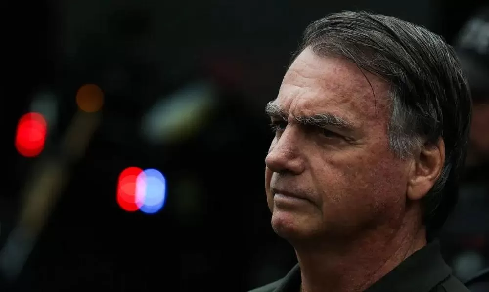 Jair Bolsonaro é internado na UTI em Brasília com broncopneumonia bacteriana; médico diz que quadro é delicado