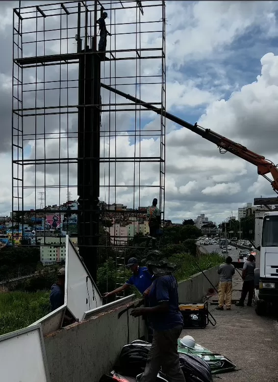 PBH intensifica fiscalização e retira painéis irregulares na Região Centro-Sul; ação é acompanhada pelo Sepex