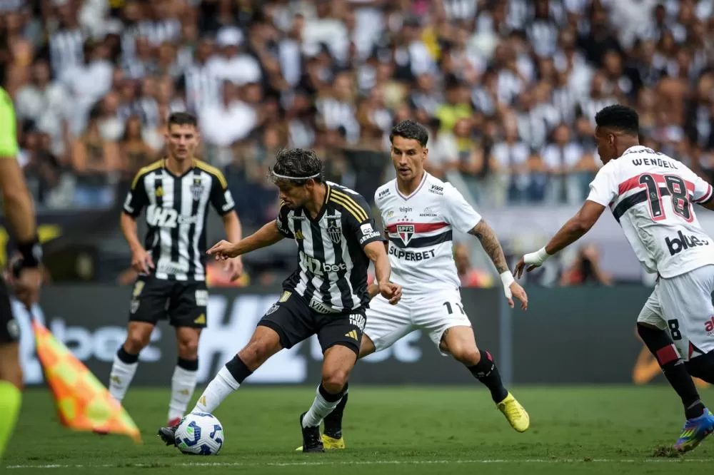 Atlético recebe o São Paulo pressionado na Arena MRV