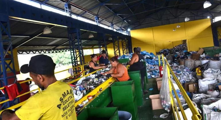 Prefeitura moderniza cooperativas de reciclagem com novas esteiras de triagem em BH