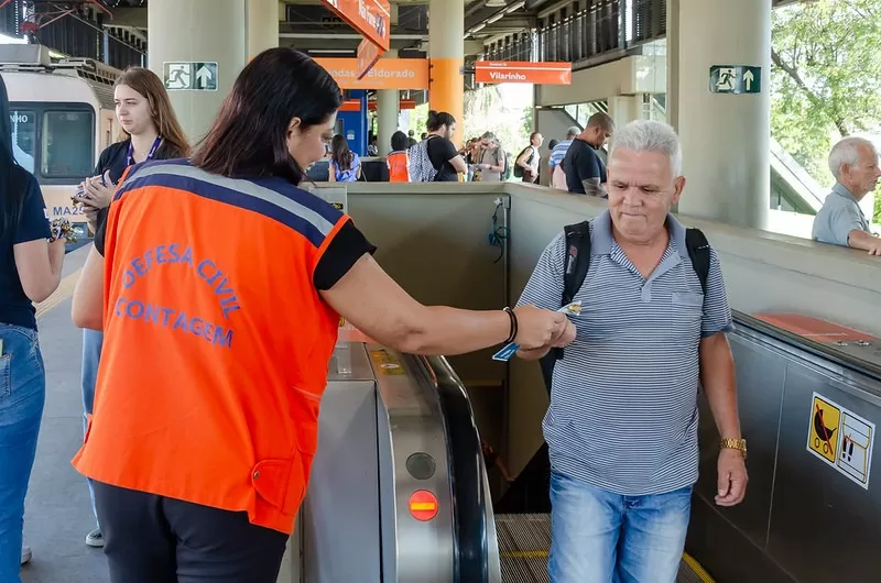 Defesa Civil orienta população sobre riscos climáticos em estação de metrô de Contagem