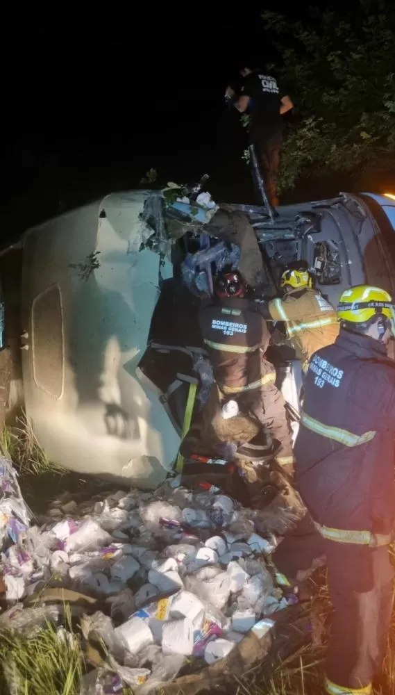 Ônibus com estudantes universitários se envolve em acidente com carreta e deixa um morto na BR-259