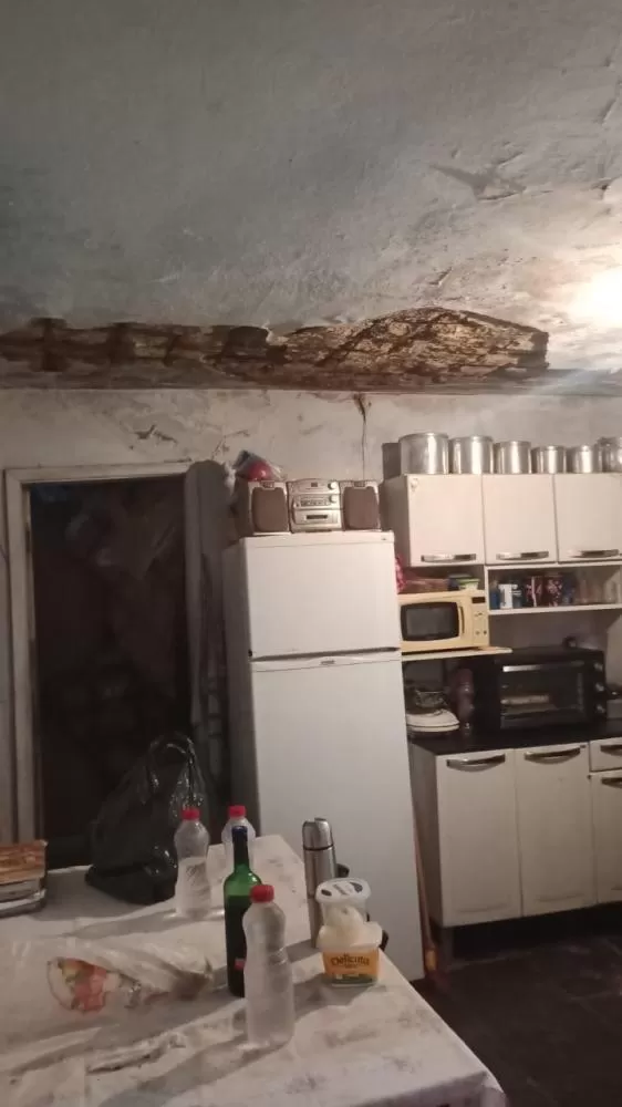 Teto de uma casa desaba durante a madrugada em Santa Luzia