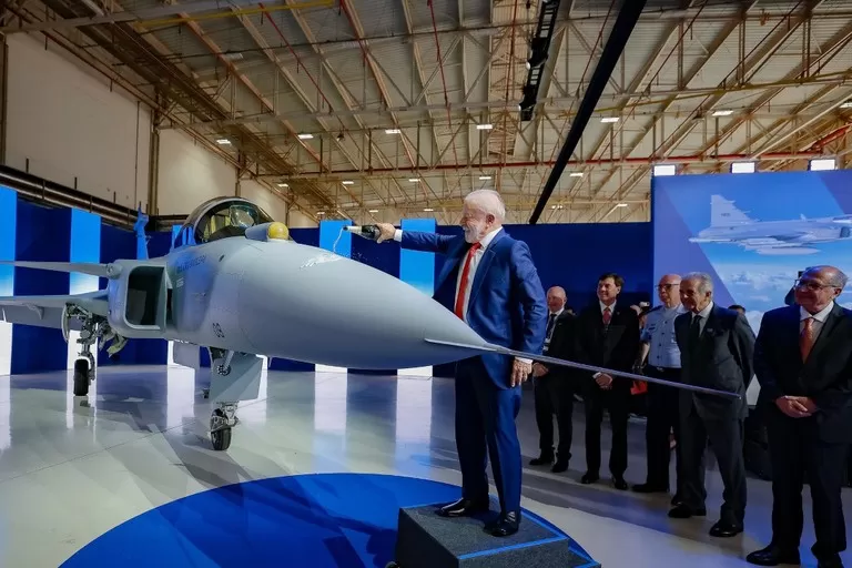 Brasil apresenta primeiro caça supersônico produzido no país: F-39E Gripen