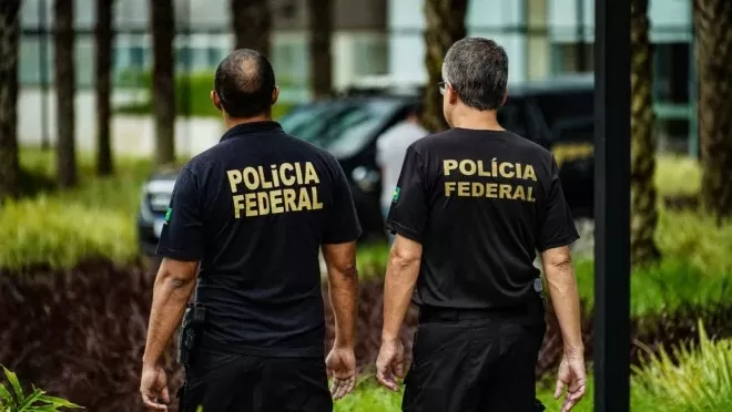 Policiais federais aprovam estado de greve e pressionam governo por valorização