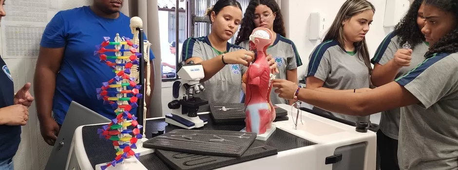 Professores da rede estadual recebem formação para uso de laboratórios móveis em MG