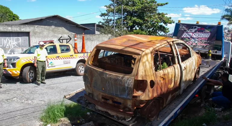 Remoção de carros abandonados vira aliada no combate à dengue em BH