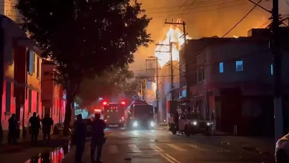 Incêndio de grandes proporções atinge fábrica no Brás, em São Paulo