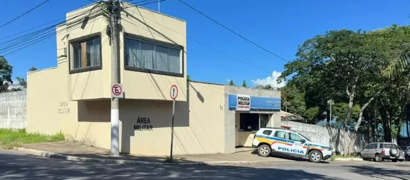 Dupla em moto assalta trabalhador em posto de combustível em Lagoa Santa