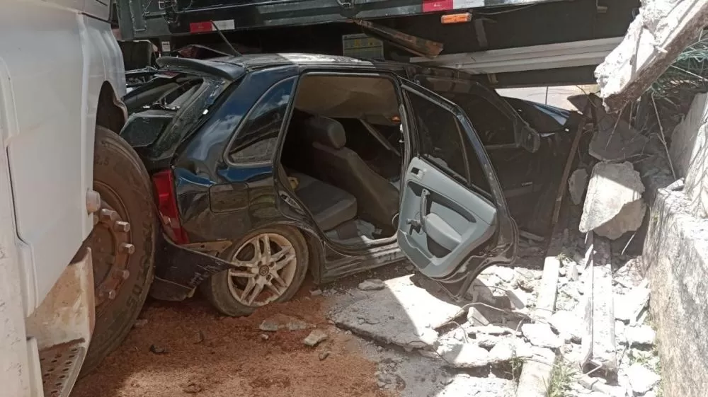 Batida envolvendo trem e carreta assusta moradores em Carandaí