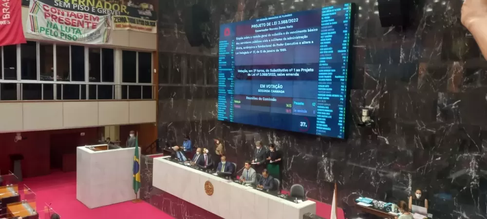 Governo de MG sanciona leis que dão aumento salarial a servidores