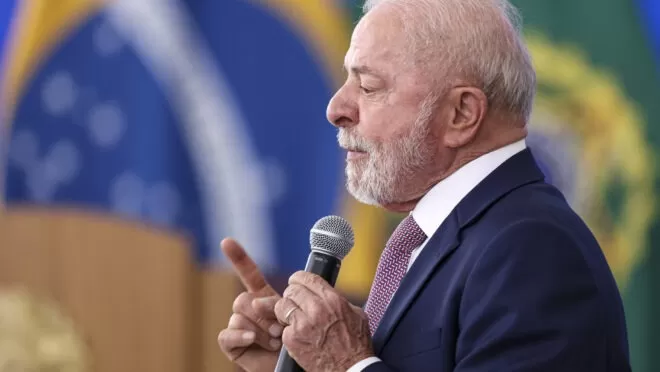 Lula sanciona nova lei e licença-paternidade chegará a 20 dias no Brasil