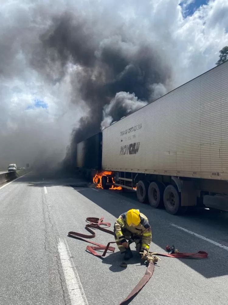 Caminhão bitrem pega fogo na BR-381 em Extrema e mobiliza o Corpo de bombeiros