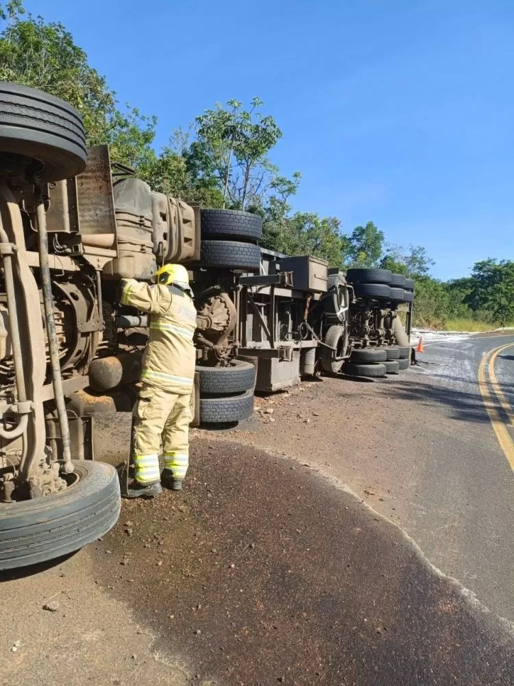 Carreta tomba na MG-462 e mobiliza equipes de emergência em Perdizes