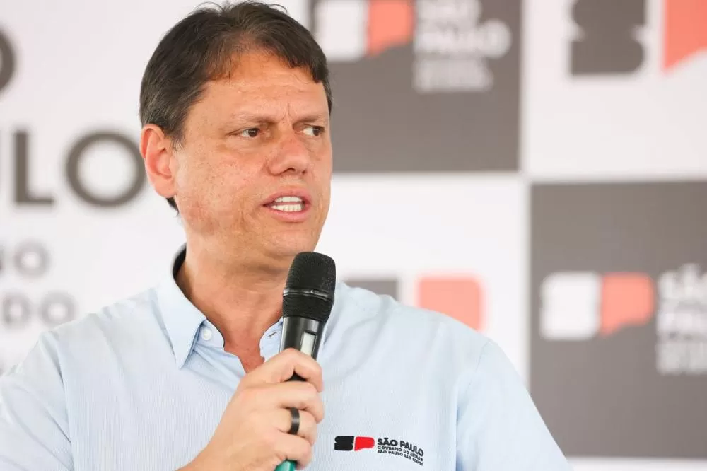 Tarcísio reage a caso de feminicídio e dispara: “Que apodreça na cadeia”