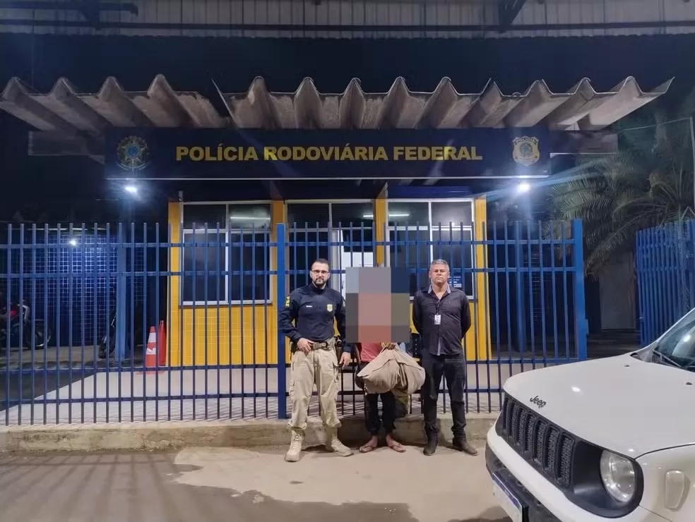 Adolescente aprende a dirigir na internet, furta carro dos pais e percorre 550 km para encontrar garota de jogo online