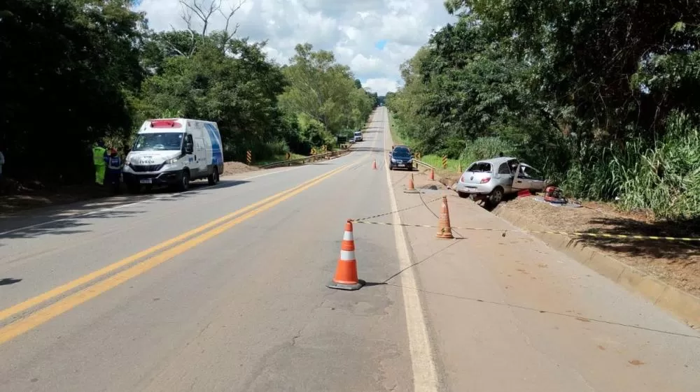 Acidente grave na BR-262 deixa dois mortos após colisão frontal entre carro e caminhão