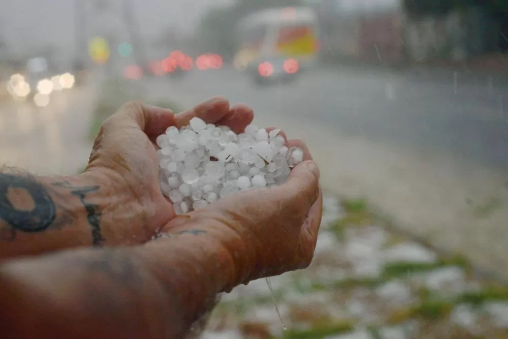 Defesa Civil emite alerta para chuva intensa e risco de granizo nas próximas horas na capital
