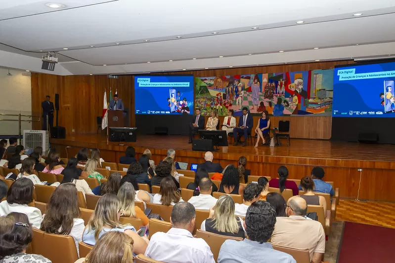 MPMG alerta para riscos do uso de telas e cobra limites às big techs em defesa de crianças