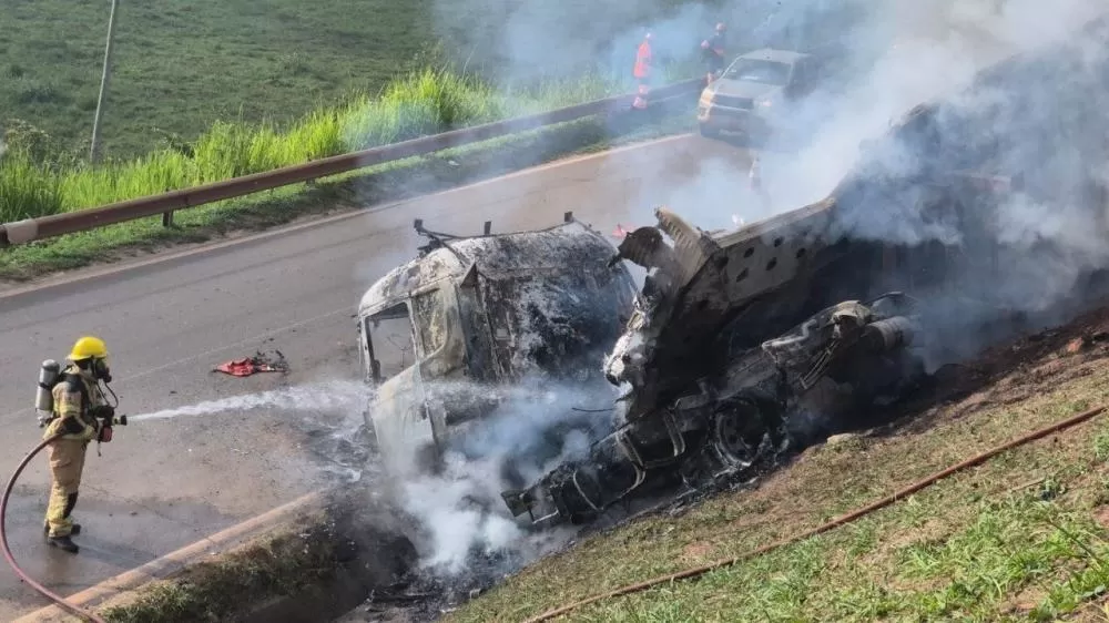 Carreta pega fogo após saque de carga em rodovia mineira
