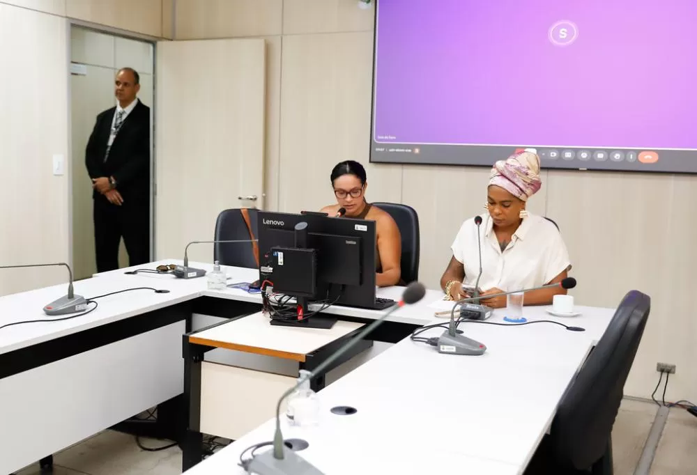 Projeto que cria selo para empresas que contratam vítimas de violência avança na Câmara 