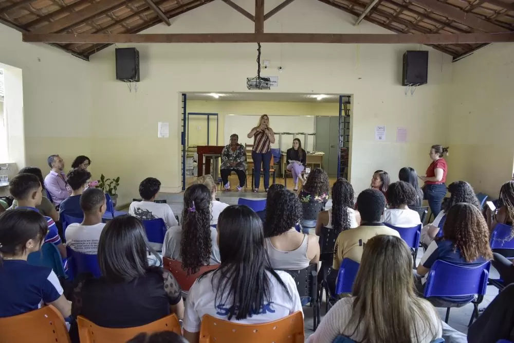 Governo de Minas lança programa de jovem aprendiz com carteira assinada para alunos da rede estadual