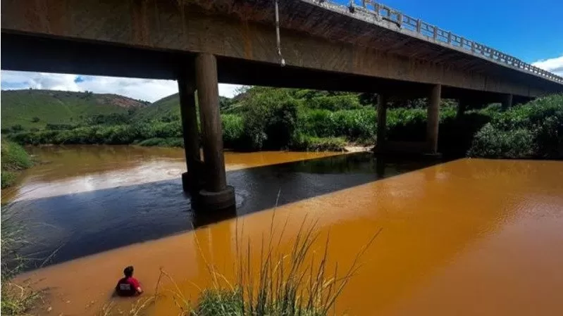 Bombeiros realizam buscas por vítima desaparecida após acidente na BR-116, em Muriaé