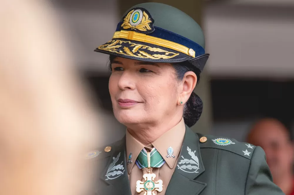 Primeira mulher general do Exército assume direção de hospital militar em Brasília
