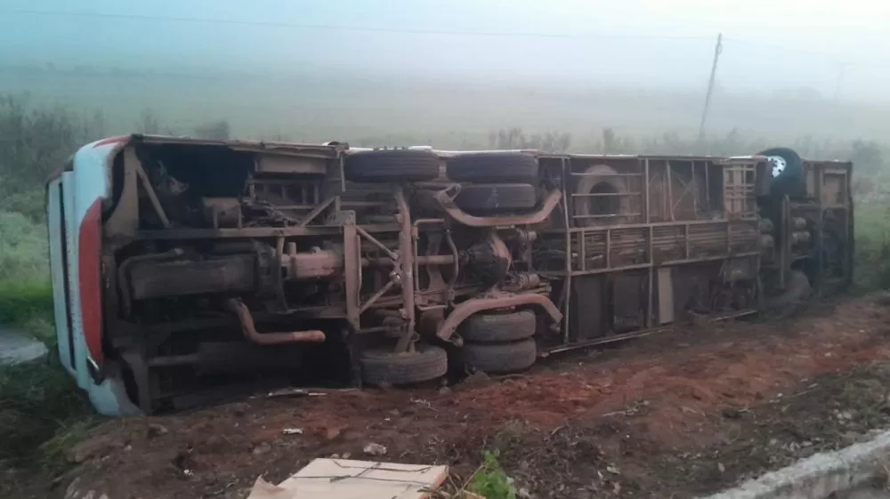 Ônibus com 54 passageiros tomba na BR-267, em Caxambu