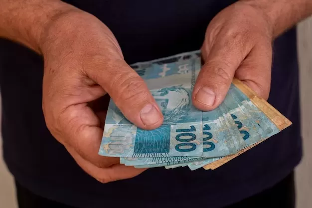 Governo propõe salário mínimo de R$ 1.717 para 2027