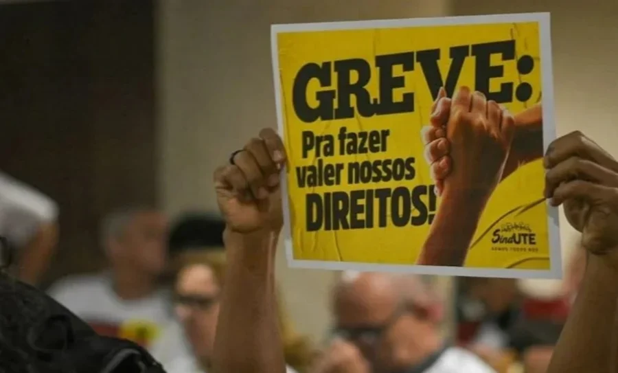 Servidores da educação de BH aprovam greve a partir de 27 de abril