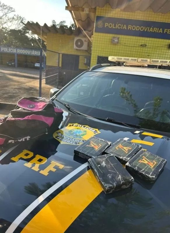 Passageira é presa com mais de 4 kg de cocaína em ônibus na BR-365
