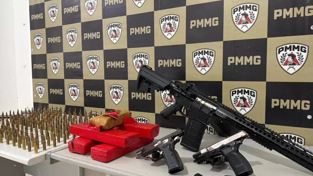 Dupla é presa com fuzil, granadas e explosivos durante abordagem em Juiz de Fora