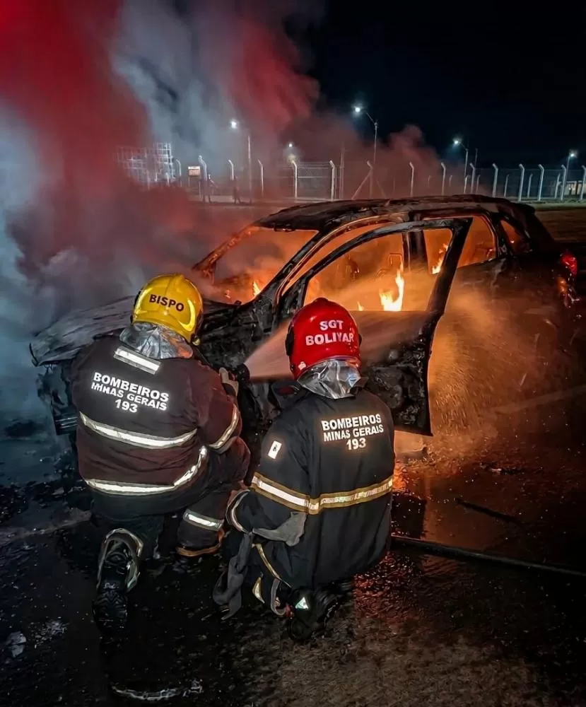 Carro pega fogo após pane no motor e fica completamente destruído na LMG-605, em Januária