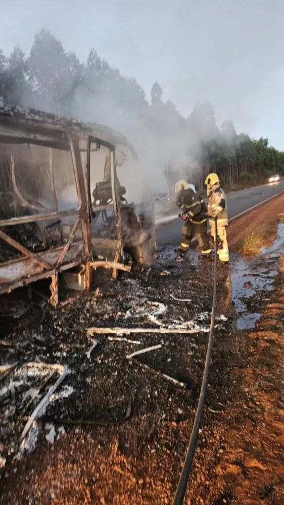 Micro-ônibus de time amador pega fogo na MG-214 e fica destruído em Itamarandiba