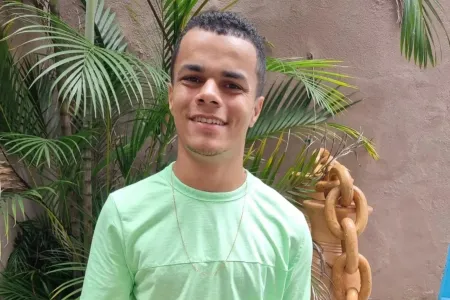 Buscas por jovem mineiro desaparecido no mar em Cabo Frio são retomadas