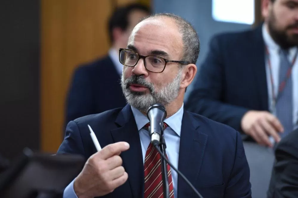 Governo de Minas exonera secretário da Fazenda e nomeia primeira mulher para chefiar a pasta