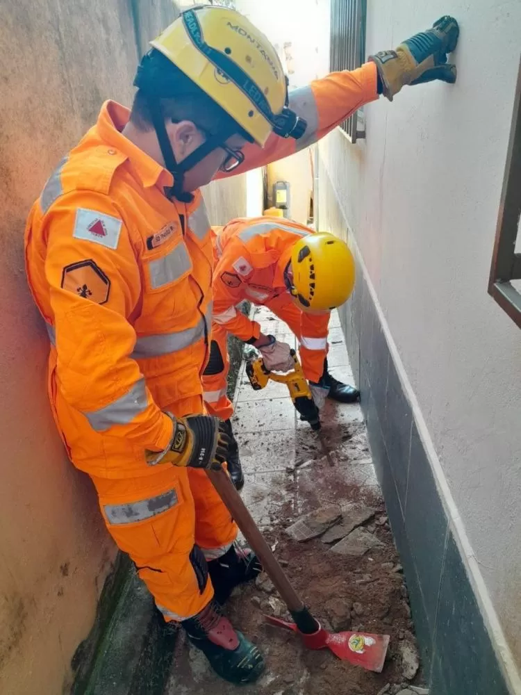 Gato é resgatado após ficar preso por mais de 14 horas em encanamento em Araxá