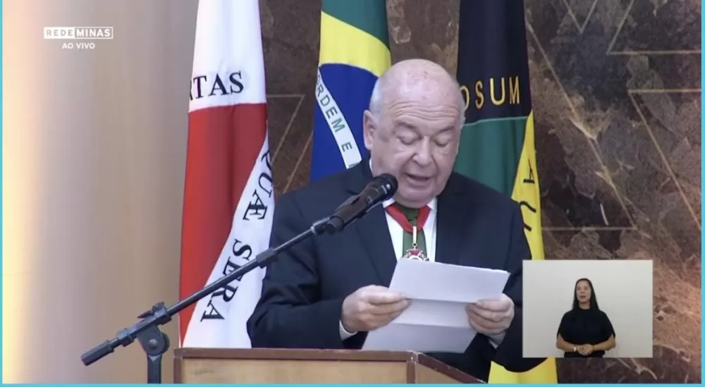 Prefeito de Ouro Preto critica modelo militar na educação e governador reage durante cerimônia