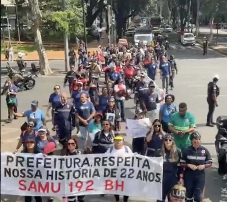 Servidores do Samu fazem protesto em BH contra redução de equipes
